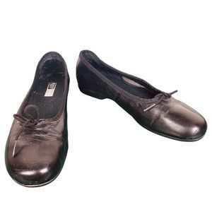 Munro solid black flat size 11M